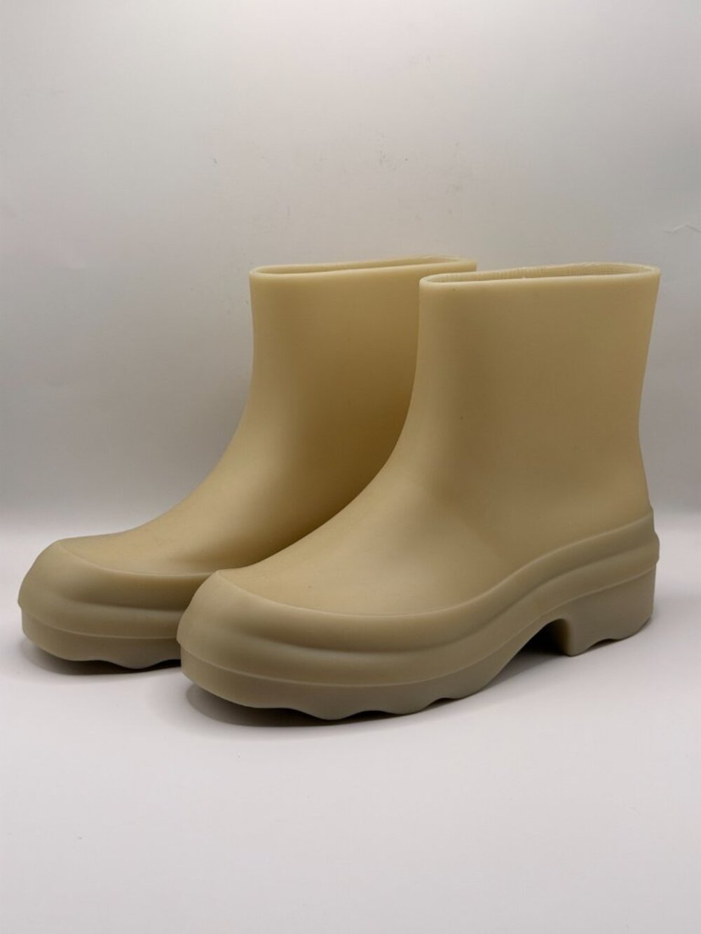 Vince Women's Nia Moonlight Rubber Rain Boot Sz 9
